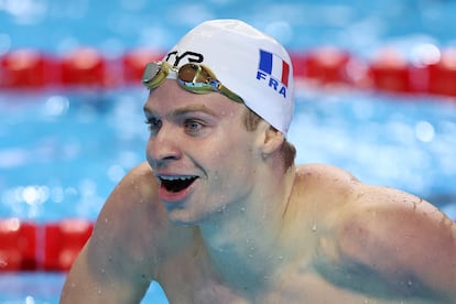 El nadador francés Leon Marchand celebra haber batido el récord en la prueba de 200 metros estilos este miércoles durante el Mundial de natación de Singapur.