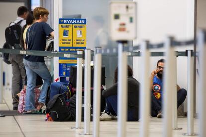 Los pasajeros de Ryanair esperan en el mostrador de billetes del aeropuerto de Schoenefeld (Berlín).