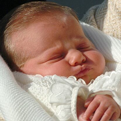 Así la describió su abuela, la Reina Doña Sófía, el mismo día de su nacimiento. Y así ha aparecido bajo la luz del sol Leonor, que tiene el pelo rubio y los ojos azules "de momento", según el Príncipe.