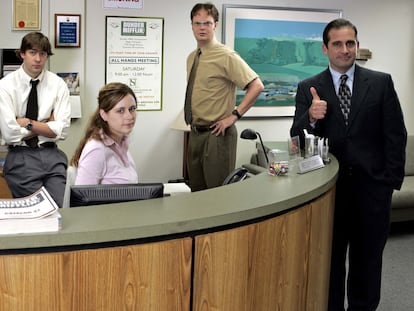 ¿Te pasará como a Jim y a Pam? | De izquierda a derecha: B.J. Novak, John Krasinski, Jenna Fischer, Rainn Wilson y Steve Carell en la serie 'The Office'.