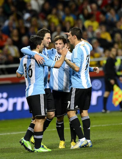 Agüero, Higuaín, Messi y Di María celebran uno de los tres goles de Argentina ante Suecia.