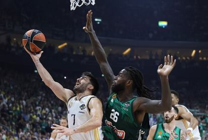 Facundo Campazzo trata de anotar ante Mathias Lessort.