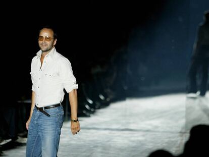 Tom Ford saludando en el desfile en el que Gucci presentó su colección Primavera / Verano 2004 en Milán.