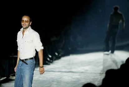 Tom Ford saludando en el desfile en el que Gucci presentó su colección Primavera / Verano 2004 en Milán.