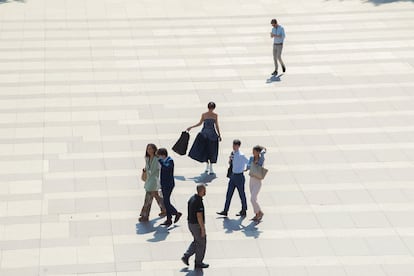 Cuesta se ríe cuando piensa en el giro estilístico que supuso pasar de la grabación de Cristo y Rey a la de Balenciaga: “Una locura”. En esta fotografía lleva top y falda de Issey Miyake, pendientes de Aquazzura, botines de Marni y bolso de Balenciaga. 