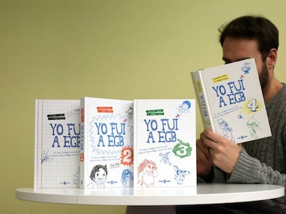 Un lector ojea uno de los cuatro libros de 'Yo fui a EGB'.