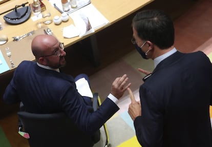 El presidente del Consejo Europeo, Charles Michel, habla con el primer ministro holandés, Mark Rutte, durante la mesa redonda del cuarto día de la reunión del Consejo Europeo en Bruselas.