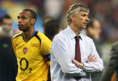 En 2004, El técnico de los 'gunners' sugirió que algunos extranjeros se doparon antes de llegar a su equipo. La Federación Inglesa anunció nuevos controles. En la imagen, Arsene Wenger ( d), entrenador del Arsenal, junto al capitán del equipo, Thierry Henry ( i) , tras la derrota ante el FC Barcelona en la final de la Liga de Campeones, encuentro disputado en el estadio parisino de Saint Denis. (17/05/2006)