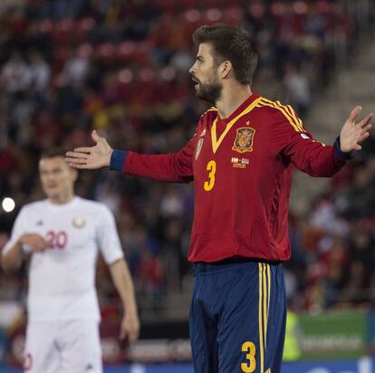 Gerard Piqué protesta una jugada de Bielorrusia.