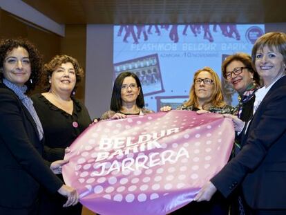 Desde la izquierda, Mariola Serrano, María Silvestre, Izaskun Landaria, de Eudel; Marta Alaña, diputada alavesa de Bienestar Social; la concejal vitoriana de Cultura, Encina Serrano, y Pilar Ardanza, diputada vizcaína de Acción Social, en la presentación de la campaña para el 25 de noviembre.