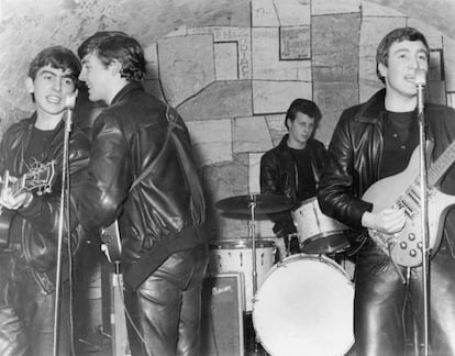 Uno de los casos más llamativos. Pete Best toca la batería en los primeros meses de los Beatles. Luego fue sustituido por Ringo Starr.