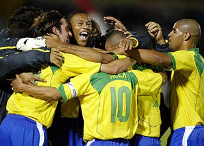 Julio Baptista celebra con sus compa?eros el gol de Alex, el primero del encuentro en Piura.