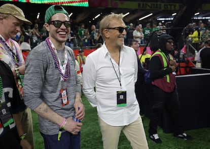 El comediante Pete Davidson y el actor Kevin Costner en el campo de juego antes del encuentro.