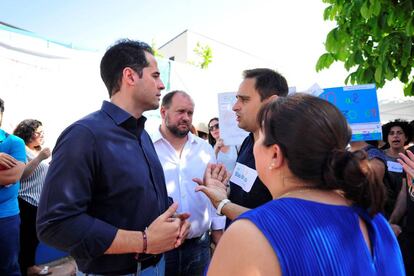 Ignacio Aguado, líder de Ciudadanos en la Comunidad de Madrid, con los padres y madres del colegio Blas de Lezo el pasado sábado.