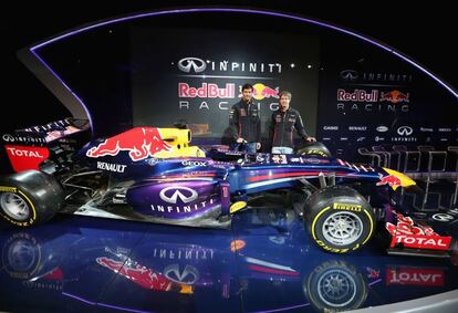 Los pilotos de Infiniti Red Bull Racing, Mark Webber (izquierda) y Sebastian Vettel presentan el RB9, el nuevo monoplaza de la escudera.