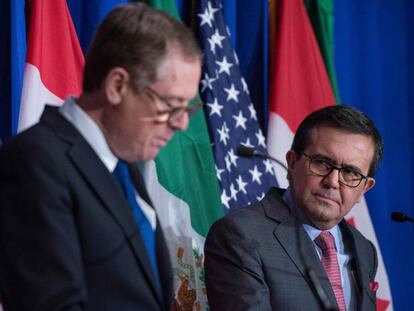 El secretario de Econom&iacute;a mexicano, Ildefonso Guajardo, mira al negociador estadounidense, Robert Lighthizer, en la rueda de prensa conjunta.