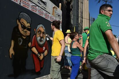 En la avenida Paulista, un grafitero retrata al expresidente Lula siendo detenido.