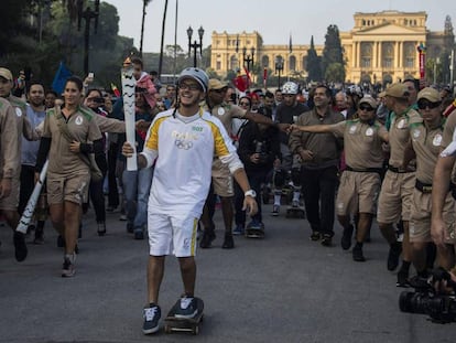 Un 'skateboarder' con la antorcha, el día 24.