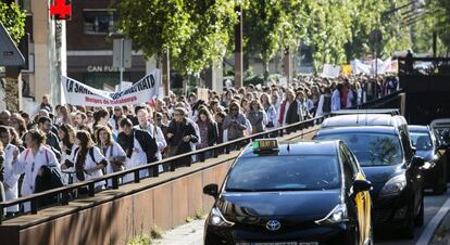 Metges anant cap a la Diagonal, aquest dimarts.