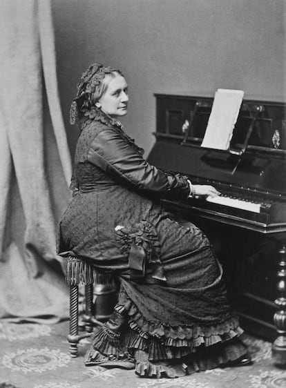 Clara Schumann, al piano, alrededor de 1896 en Alemania.