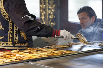 El kebab de pescado nació con la caída de los intermediarios portuarios: los pescadores de Estambul decidieron vender (y cocinar) sus capturas directamente a los hambrientos estibadores del muelle, instalando humeantes planchas en sus barcos junto al puente de Galata. Actualmente, este sigue siendo el mejor punto de la ciudad para embadurnarse las manos con un <i>balik ekmek</i> chorreante, por unas cinco liras turcas (2,15 euros). Un filete de pescado frito envuelto en crujiente pan de pita con lechuga troceada, tomate fresco, cebolla cruda y un generoso chorro de limón recién exprimido. El acompañamiento para valientes se sirve frío y en vaso: <i>salgam</i>, jugo de pepinillo. En la imagen, los filetes para un <i>balik ekmek</i> en una cocina flotante en el barrio de Eminönü, en Estambul. Los <i>balik ekmek</i> son una de las 100 mejores propuestas de comida callejera alrededor del planeta, recopiladas por <b>Lonely Planet</b> (<a href="http://www.lonelyplanet.es" rel="nofollow" target="_blank">www.lonelyplanet.es</a>) en el libro <b><i>La mejor comida callejera del mundo</i></b>, que ya está en las librerías.