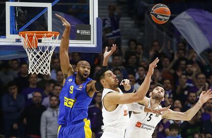 Tyus, ante Ayón y Rudy en un Madrid-Maccabi de 2019. getty