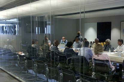 Suscriptores de EL PAÍS se reúnen con la directora.