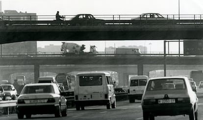 Tráfico en la M-30 y sobre esta circunvalación de Madrid, en noviembre de 1987.