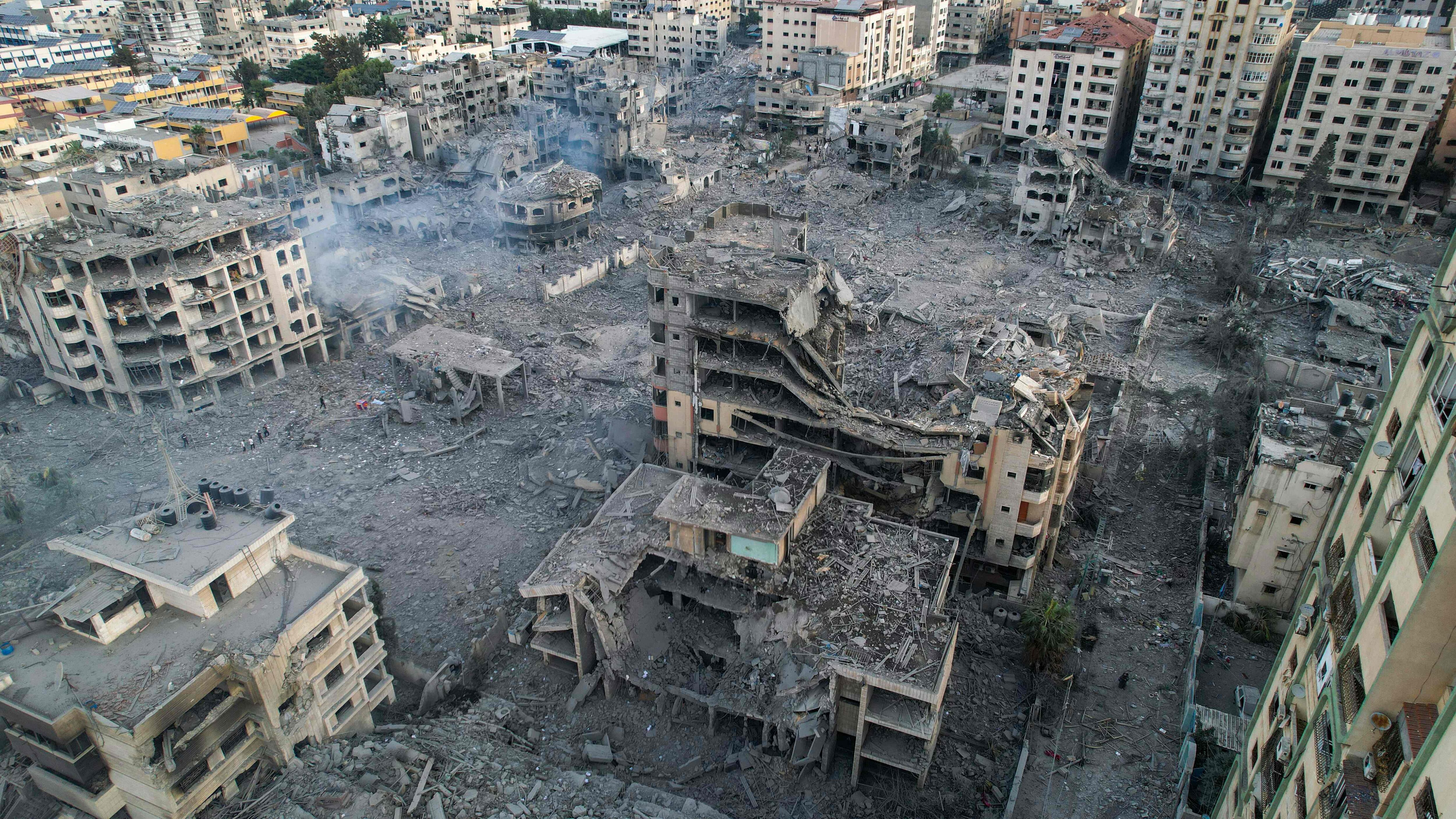 Vista aérea de los edificios dañados tras los bombardeos israelíes en la ciudad de Gaza, este martes.