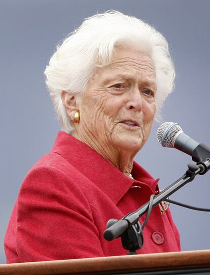 La ex primera dama estadounidense Barbara Bush, de 84 años de edad, fue hospitalizada el sábado en Texas para someterse a una serie de pruebas rutinarias. La esposa del ex presidente George Bush (1989-1993) fue sometida el año pasado a una operación a corazón abierto en la que los médicos sustituyeron su válvula aórtica por una biológica, una intervención por la que estuvo ingresada durante nueve días. Sin embargo, su actual hospitalización, que acabará dentro de un par de días, no está relacionada con aquella operación. "La señora Bush ha ingresado para recibir pruebas rutinarias, no debido a algún tipo de urgencia", apuntó Jim Appleby, portavoz del ex presidente estadounidense.