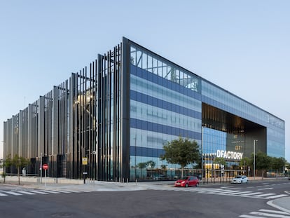 DFactory Barcelona, el mayor hub del sur de Europa para la industria 4.0, está impulsado por la Zona Franca de Barcelona. Allí, más de 30 empresas comparten recursos tecnológicos y humanos para consolidar proyectos empresariales de alto nivel.