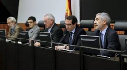 El coordinador general de IU, Cayo Lara (c), junto al (i-d) responsable económico de la coalición, José Antonio García Rubio; Manuel Gil, técnico de Hacienda; el presidente de Gestha, Carlos Cruzado, y el diputado Gaspar Llamazares, durante la rueda de prensa sobre iniciativas para un modelo de fiscalidad progresiva, así como sobre asuntos de actualidad que ofrecieron en el Congreso. EFE/Archivo