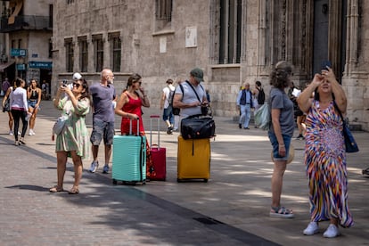 Turistas en el centro de Valencia el pasado 18 de junio.