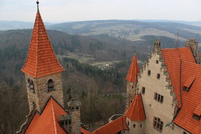 Vista aérea de las torres del castillo de Bouzov.