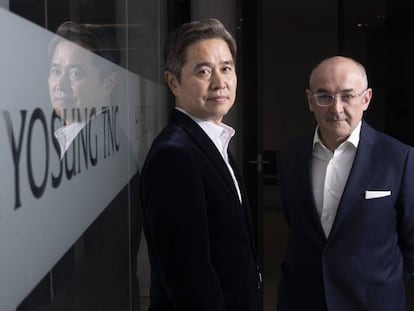 El consejero delegado de Hyosung, Jun Jae Jung, y el director de Hyosung TNS en España, Ramiro Sánchez-Crespo.