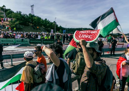 Manifestantes propalestinos en el puerto de Navacerrada, este sábado.