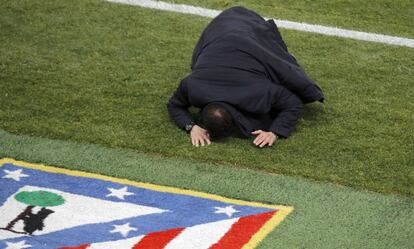 Simeone se lamenta tras una ocasión del Atlético.