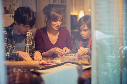 Si alguna de las comidas navide?as se hace en casa, las familias pueden involucrar al adolescente en su preparacin.