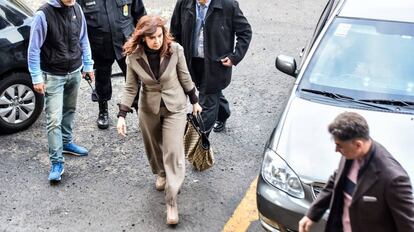 A ex-presidenta Cristina Kirchner chega à Justiça federal para depor no processo.