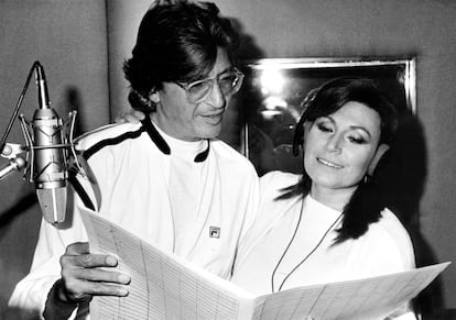 Rocío Jurado prepara su disco "Paloma Brava" en 1985 con el compositor Manuel Alejandro.