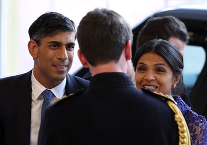 No solo miembros de las realezas han acudido este viernes a Buckingham, entre los invitados también ha habido políticos. En la imagen, el primer ministro británico Rishi Sunak, acompañado de su mujer Akshata Murty.