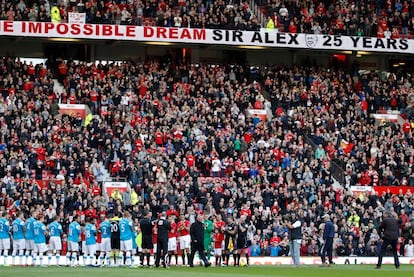 Alex Ferguson salta a Old Trafford antes del homenaje por sus 25 años al frente del equipo.