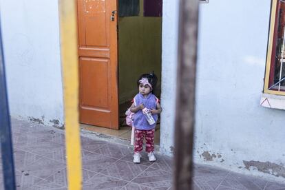 Los bebés hasta tres años pueden asistir a la guardería, y así pueden salir de las celdas unas horas al día.