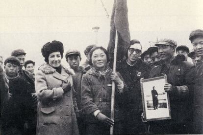 Dirigentes prochinos españoles en China en 1966. Flanqueando a la portaestandarte, Benita Ganuza (izquierda) y Lorenzo Peña (derecha).