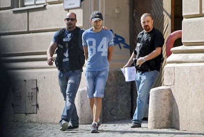 La policía rumana lleva esposado al español Sergio Morate (2º izq) ante la Corte rumana para declarar. El tribunal ha dictado su prisión preventiva durante 15 días a la espera de la llegada de una solicitud formal de extradición de España.

