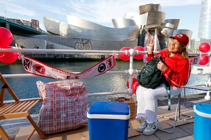 Sol de Medellín (Colombia) guarda el sitio para su cuadrilla que verán el paso de la gabarra frente al  Museo Guggenheim de Bilbao.