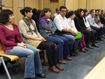 Los 16 activistas de Greenpeace y el fotoperiodista Pedro Armestre, durante el juicio por la protesta de Cofrentes.