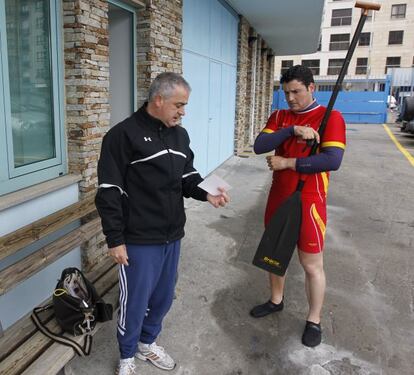 David Cal se prepara para el entrenamiento con su entrenador Suso Morlán.