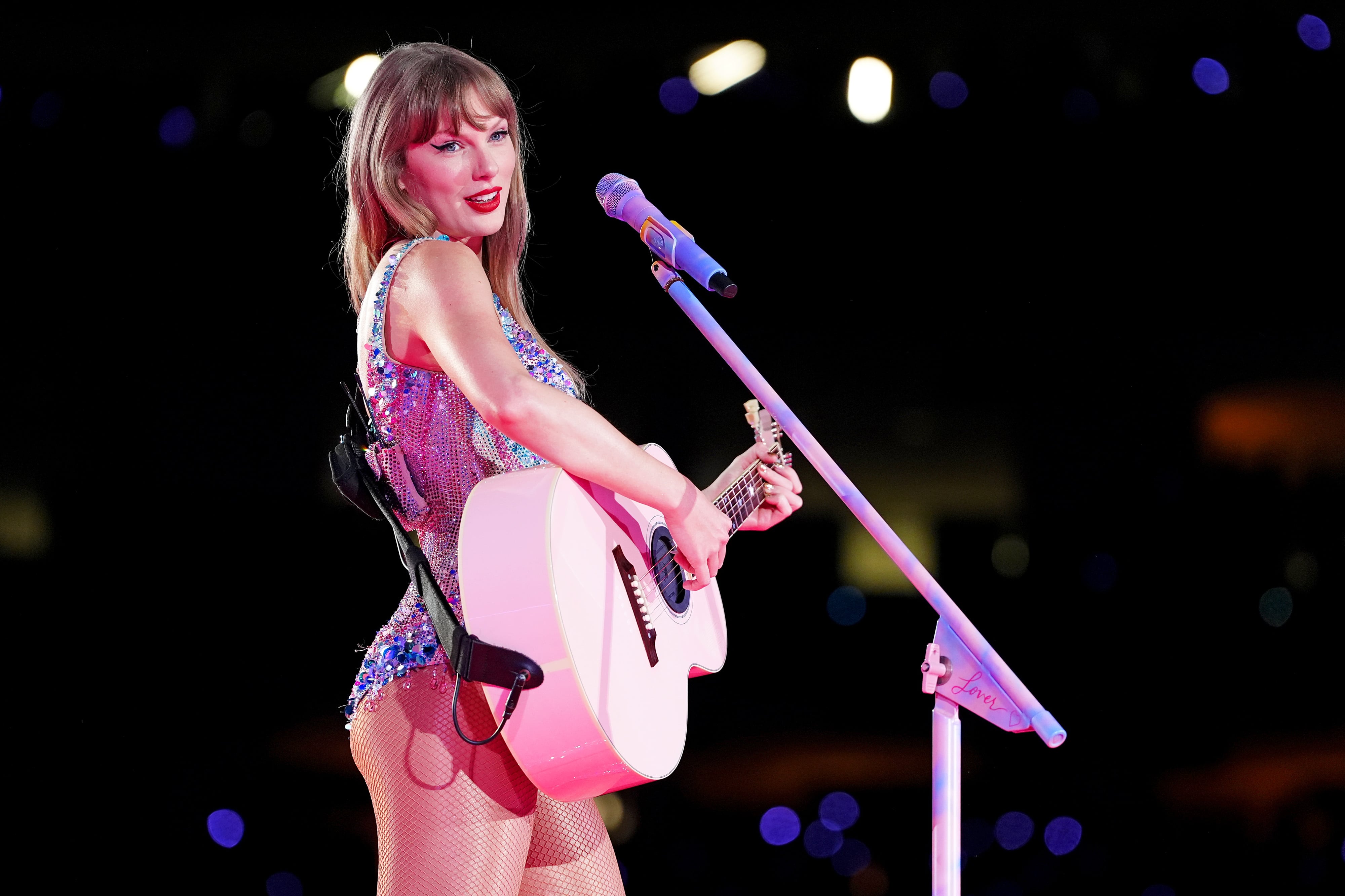 Taylor Swift canta en Nueva Orleans, en octubre de 2024, en una imagen muy similar a la que ha registrado para protegerse de un mal uso por parte de la inteligencia artificial.