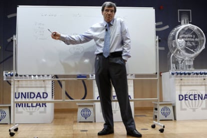 El presidente de Loterías, Aurelio Martínez, explicando a los periodistas los motivos del fracaso de la privatización.